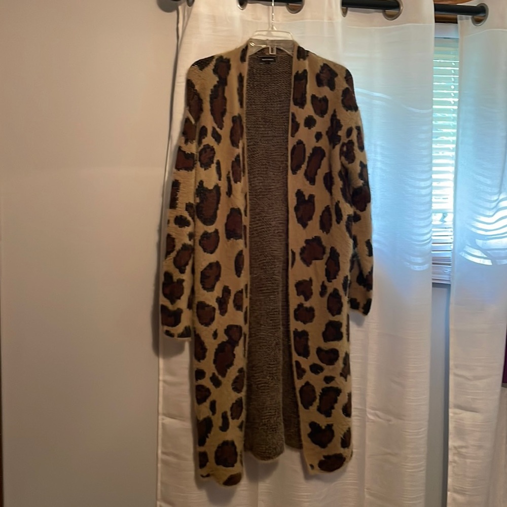 Kayla’s Armoire leopard cheetah long sweater sz M/L